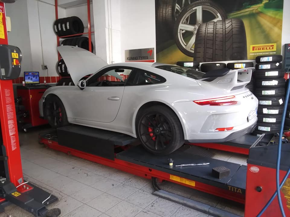 Assetto ruote Porsche in officina a Messina