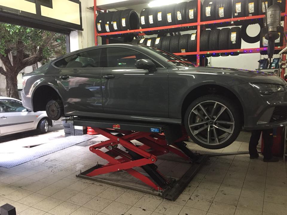 Cambio gomme auto su ponte sollevatore