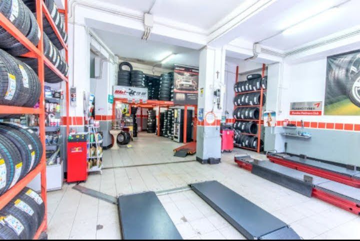 Interno dell'officina G&G Pneumatici a Messina