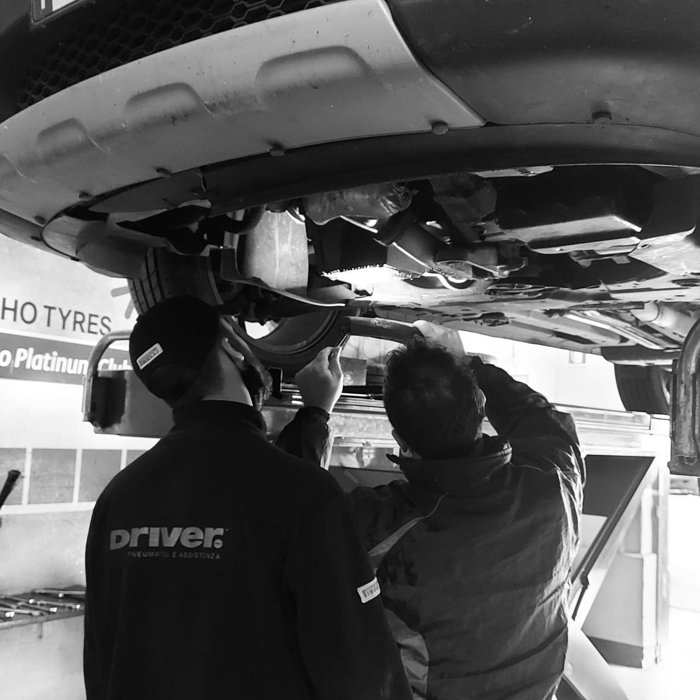Meccanici al lavoro in officina a Messina